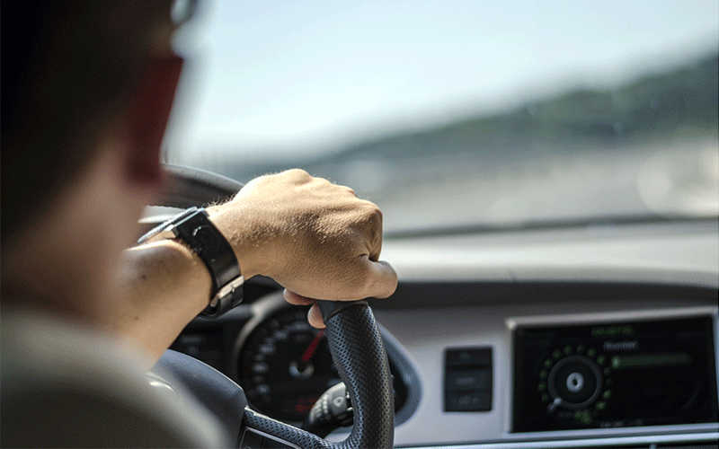 カーリースの車を運転する男性