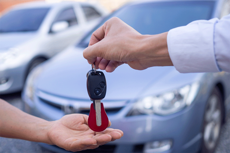 カーリース契約して車のカギを受け取る